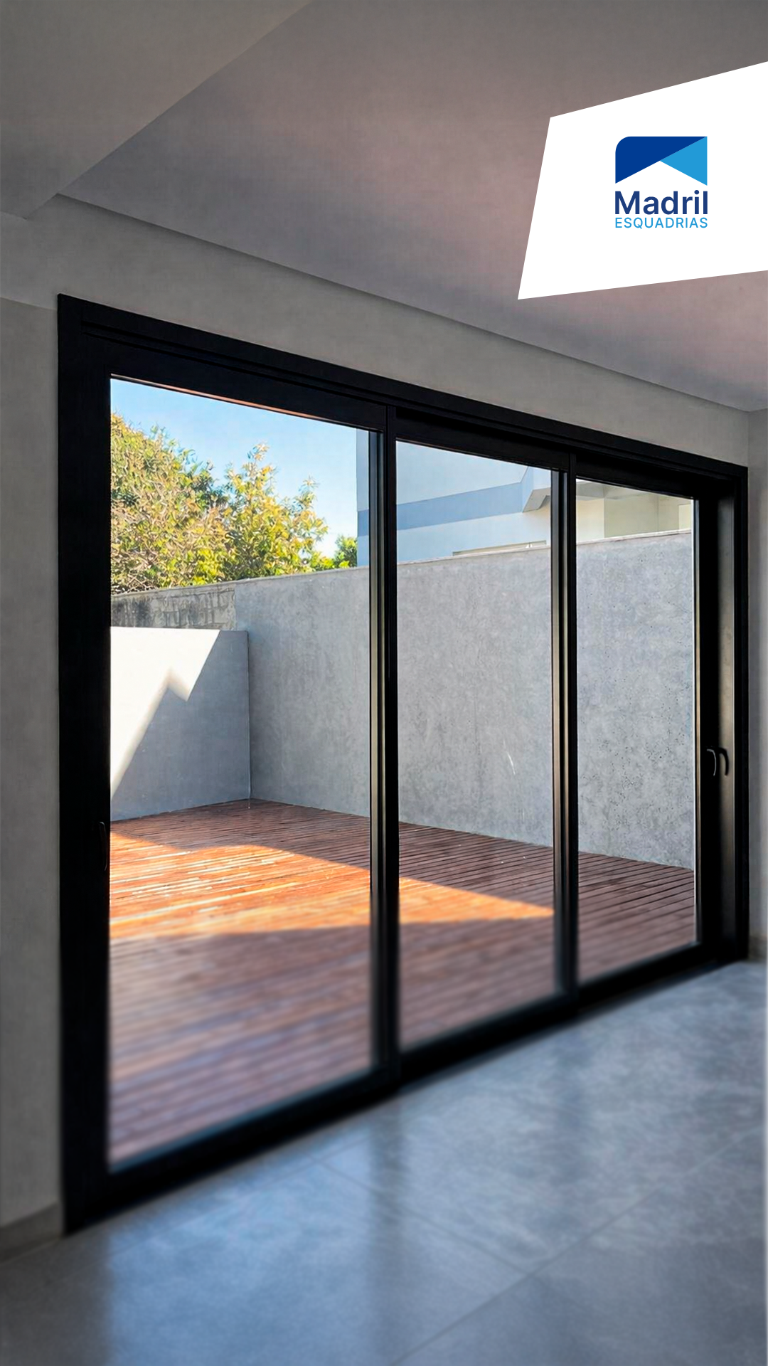 Esquadria preta com deck de madeira