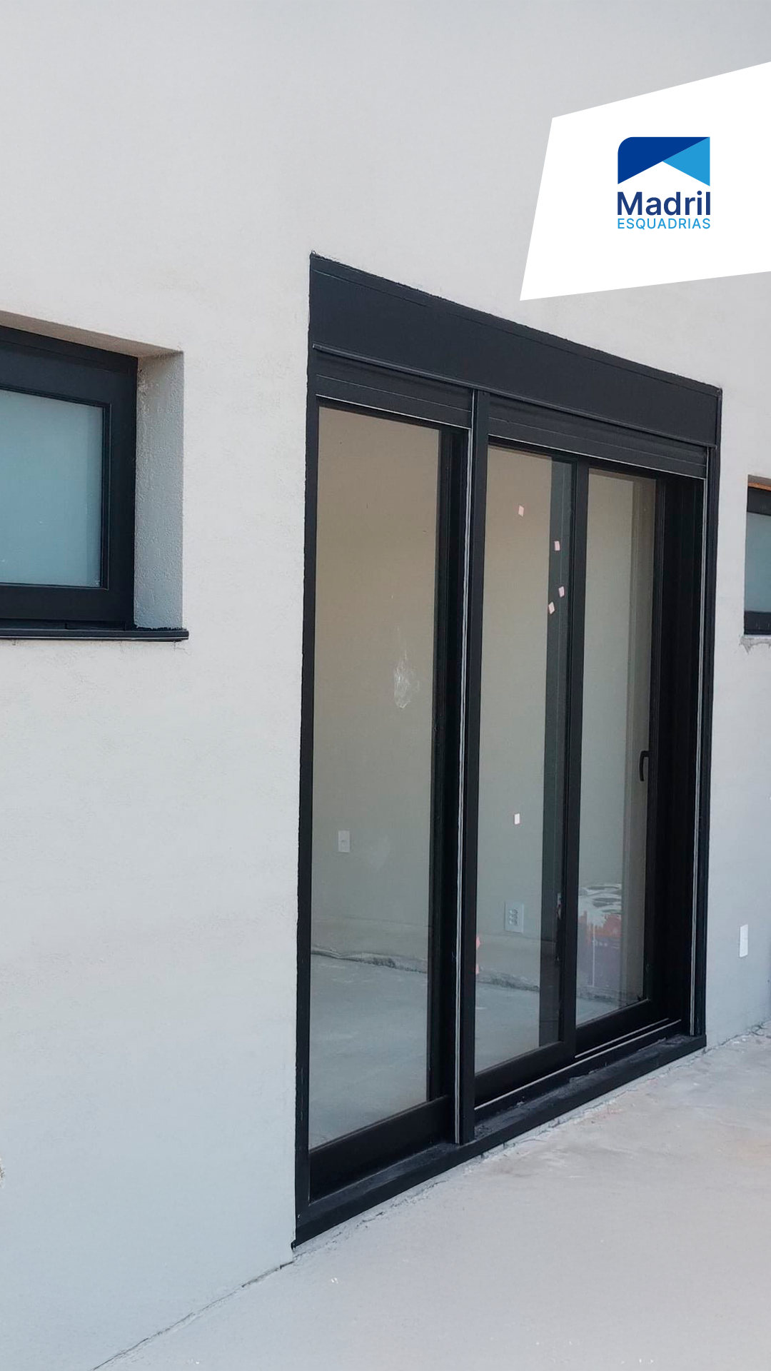 Esquadria preta de alumínio com vidro
