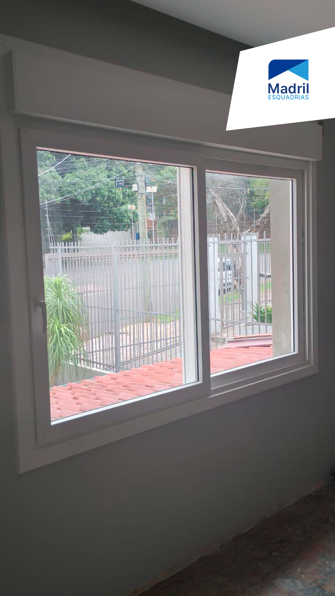 Janela PVC branca de correr