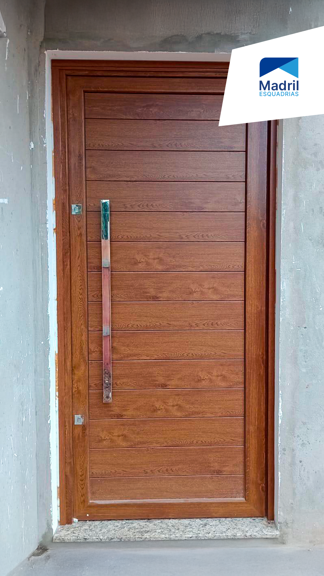 Porta de madeira com puxador cromado