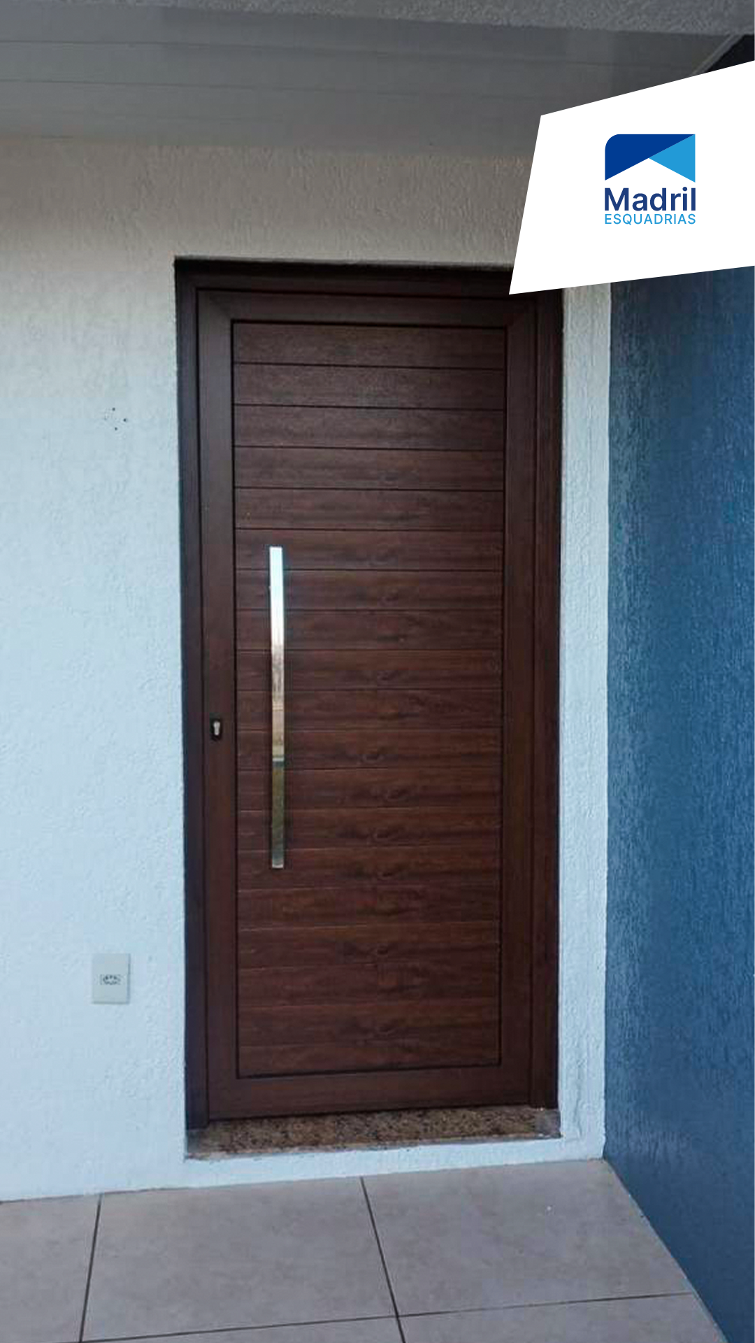 Porta de madeira escura com puxador