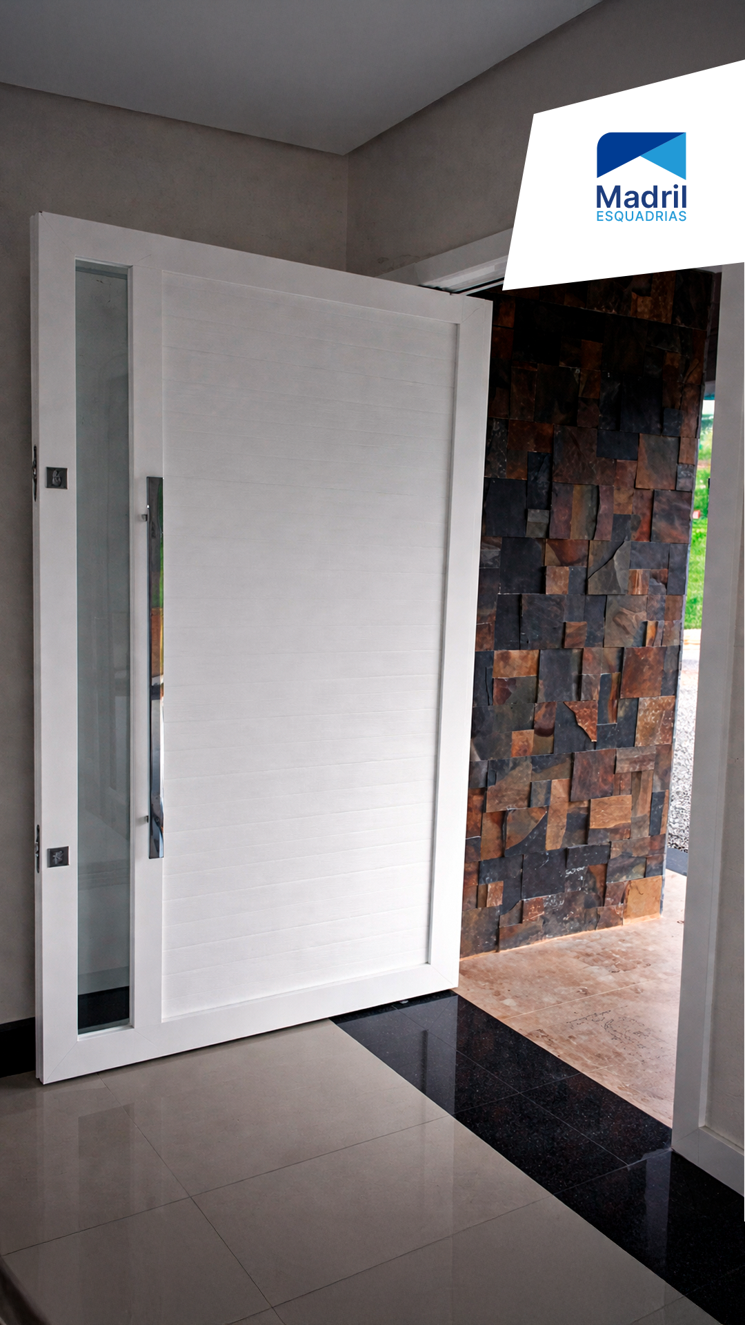 Porta branca pivotante com vidro lateral
